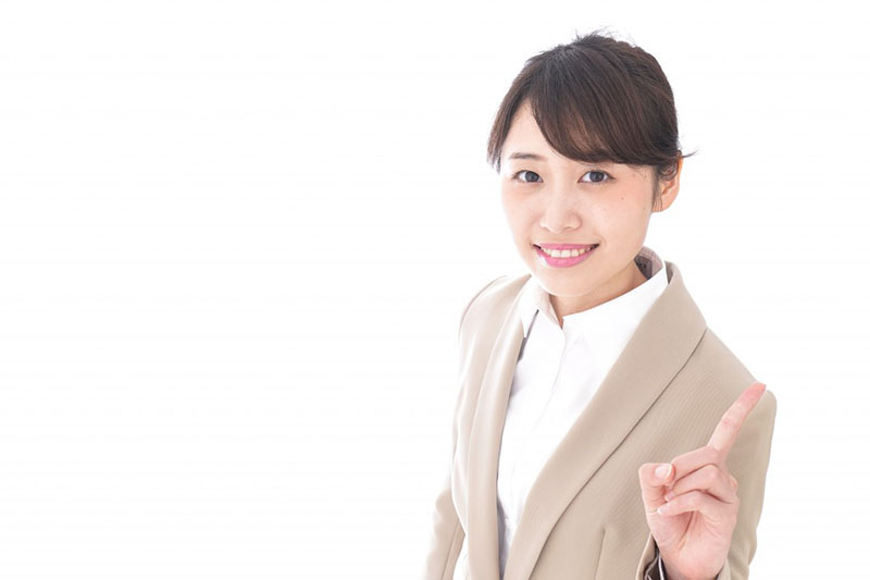 女性がワンポイントの合図をしているイメージ